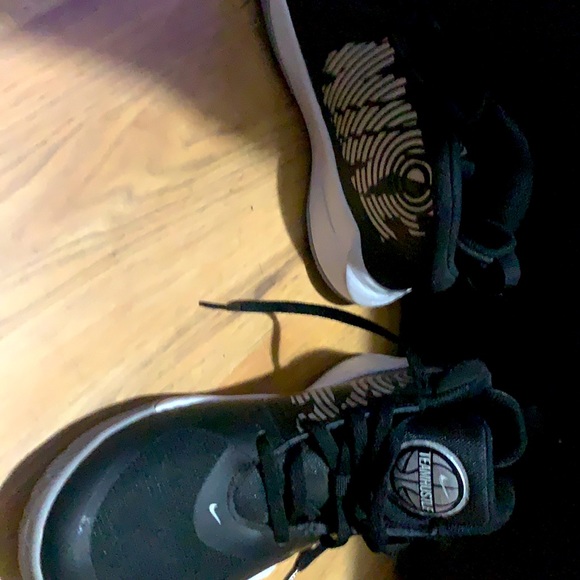 Nike AQ44224-001 size US 4.5Y - Picture 2 of 3